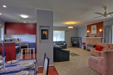 Jacaranda House - Holiday Sunshine Coast 2