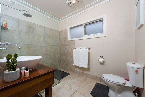 Lovely 5BR Full House In Glen Waverley, Walk To Train, Bus & Shops - Holiday Sunshine Coast 6