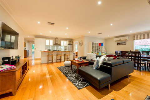 Lovely 5BR Full House In Glen Waverley, Walk To Train, Bus & Shops - Holiday Sunshine Coast 1