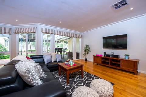 Lovely 5BR Full House In Glen Waverley, Walk To Train, Bus & Shops - Holiday Sunshine Coast 15
