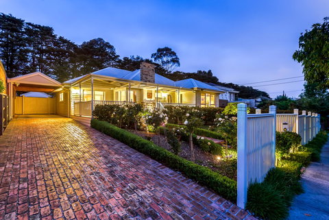 Lovely 5BR Full House In Glen Waverley, Walk To Train, Bus & Shops - Holiday Sunshine Coast 0