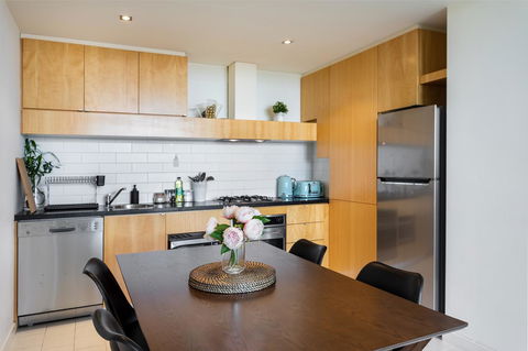 La Maison - Great View, Free Parking, Pool, Gym, Perfectly Located 2BR Apartment - Holiday Sunshine Coast 12