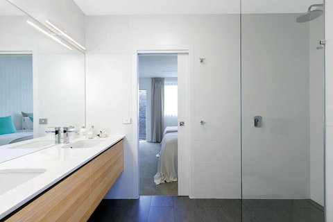 Lakes Edge Apartments - Holiday Sunshine Coast 2