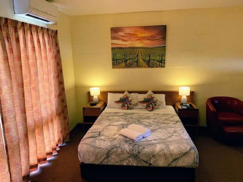 Mountain Creek Motel Bar & Restaurant - Sunshine Coast Tourism 26