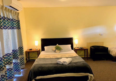 Mountain Creek Motel Bar & Restaurant - Sunshine Coast Tourism 3