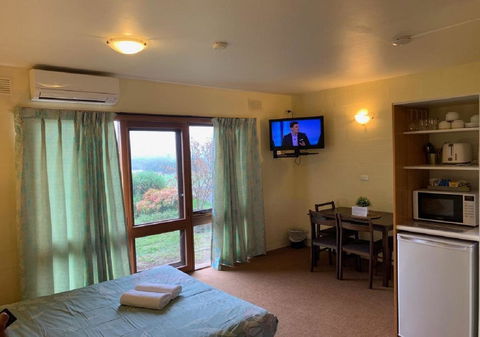 Mountain Creek Motel Bar & Restaurant - Sunshine Coast Tourism 35