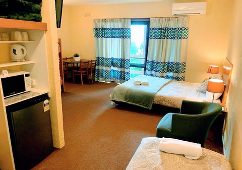 Mountain Creek Motel Bar & Restaurant - Sunshine Coast Tourism 7