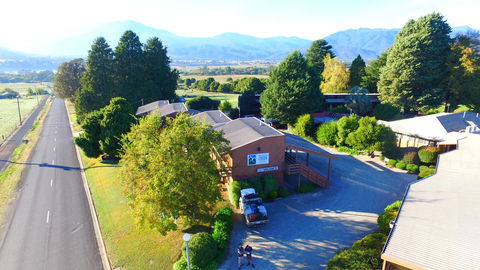 Mountain Creek Motel Bar & Restaurant - Sunshine Coast Tourism 22