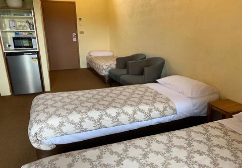Mountain Creek Motel Bar & Restaurant - Sunshine Coast Tourism 30