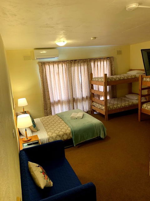 Mountain Creek Motel Bar & Restaurant - Sunshine Coast Tourism 44