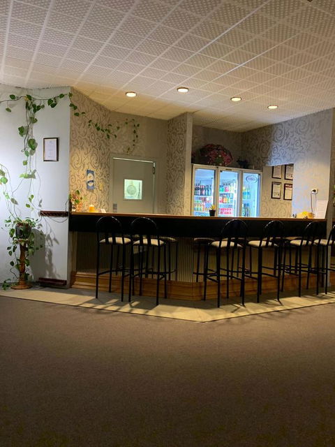 Mountain Creek Motel Bar & Restaurant - Sunshine Coast Tourism 18