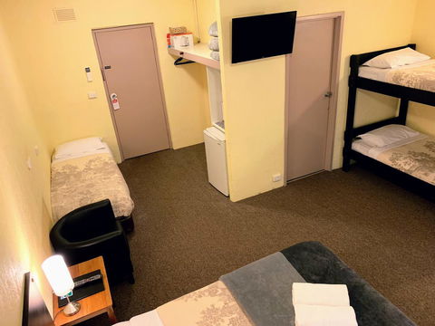 Mountain Creek Motel Bar & Restaurant - Sunshine Coast Tourism 37