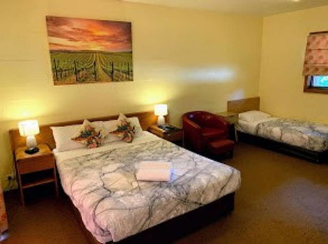 Mountain Creek Motel Bar & Restaurant - Sunshine Coast Tourism 27