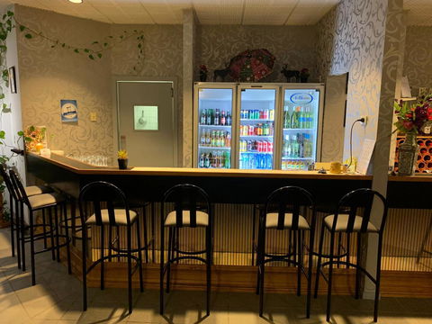 Mountain Creek Motel Bar & Restaurant - Sunshine Coast Tourism 10