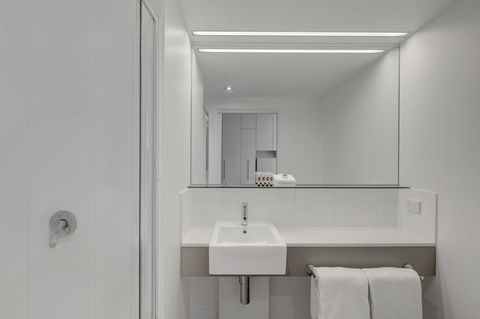 Travelodge Hotel Melbourne Docklands - Sunshine Coast Tourism 8