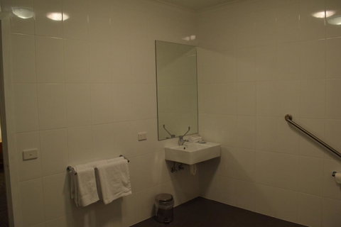 CROWN CENTRAL BUSINESS DISTRICT MOTEL - NO UNDER 18s - Sunshine Coast Tourism 39