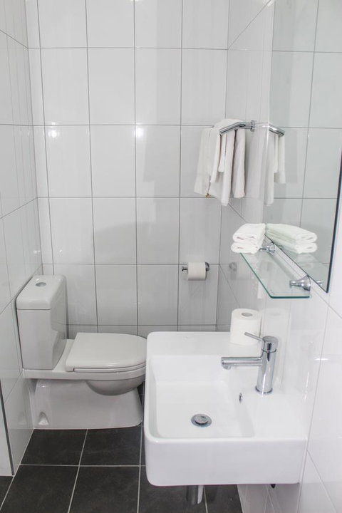 CROWN CENTRAL BUSINESS DISTRICT MOTEL - NO UNDER 18s - Sunshine Coast Tourism 17