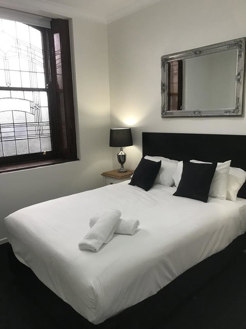 CROWN CENTRAL BUSINESS DISTRICT MOTEL - NO UNDER 18s - Sunshine Coast Tourism 0