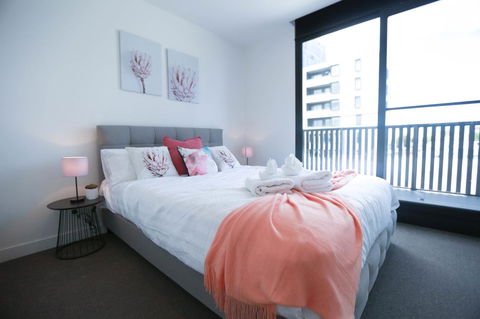 Box Hill 2 Bedroom Apt (La Maison) 02 - Sunshine Coast Tourism 3