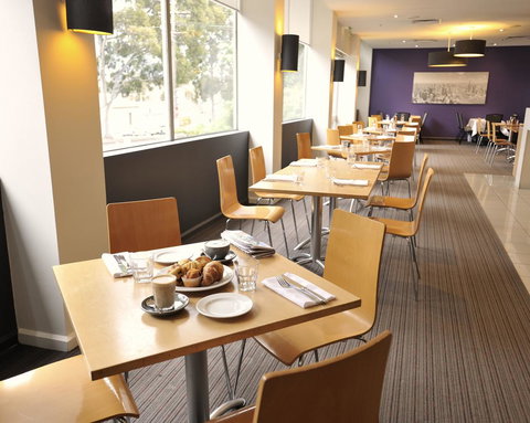 Mercure North Melbourne - Holiday Sunshine Coast 3