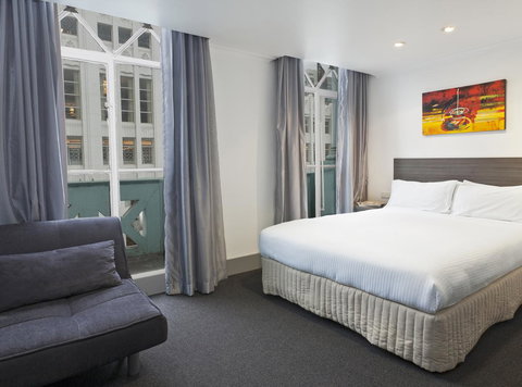 Causeway Inn On The Mall - Holiday Sunshine Coast 0