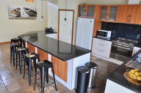 Crimea Retreat - Holiday Sunshine Coast 12