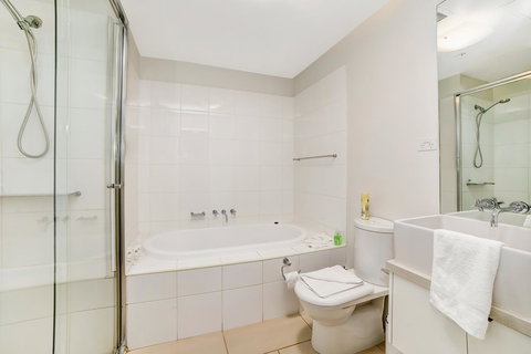 Signature Waterfront Apartments - Holiday Sunshine Coast 14