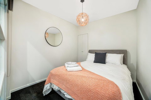 Signature Waterfront Apartments - Holiday Sunshine Coast 19