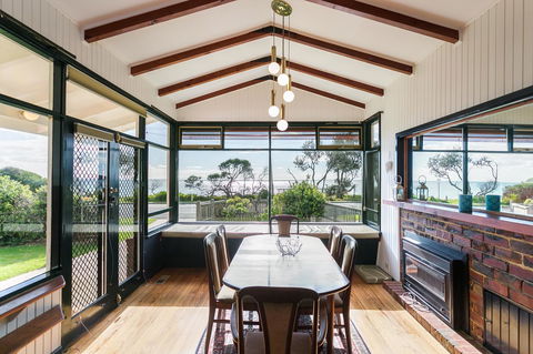 Beach Front Beauty - Ocean Front Views - Sunshine Coast Tourism 1
