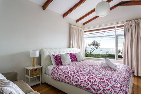 Beach Front Beauty - Ocean Front Views - Sunshine Coast Tourism 9