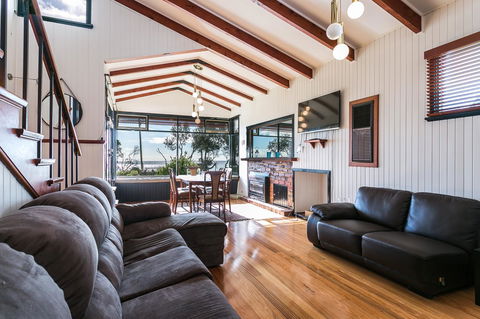 Beach Front Beauty - Ocean Front Views - Sunshine Coast Tourism 6