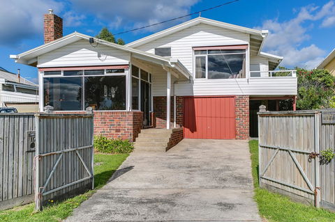 Beach Front Beauty - Ocean Front Views - Sunshine Coast Tourism 17