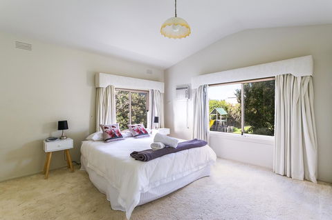 Beach Front Beauty - Ocean Front Views - Sunshine Coast Tourism 10