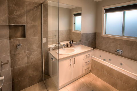 Luxury Abalina Cottages - Sunshine Coast Tourism 10