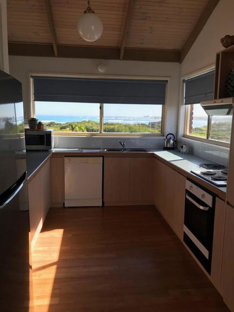 Sunsets On Martyrs Luxury Coastal Beach House Peterborough - Sunshine Coast Tourism 9