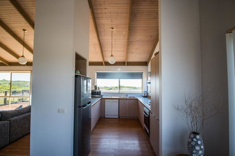 Sunsets On Martyrs Luxury Coastal Beach House Peterborough - Sunshine Coast Tourism 4