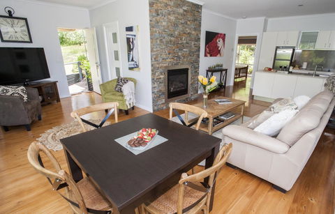 Abbys Cottages Bright - Holiday Sunshine Coast 6