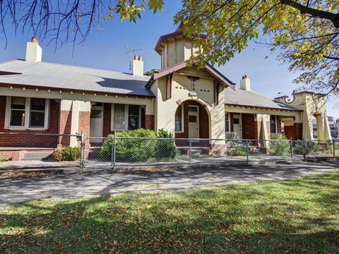 Boutique Heritage Studios On Ryrie Geelong CBD Opposite Hospital - Sunshine Coast Tourism 4