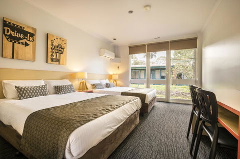 Burvale Hotel - Sunshine Coast Tourism 6