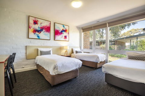 Burvale Hotel - Sunshine Coast Tourism 4