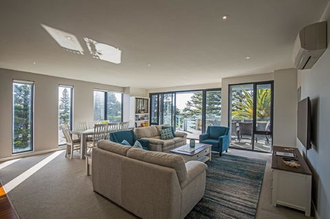 C-Scape Esplanade Cowes - Sunshine Coast Tourism 0