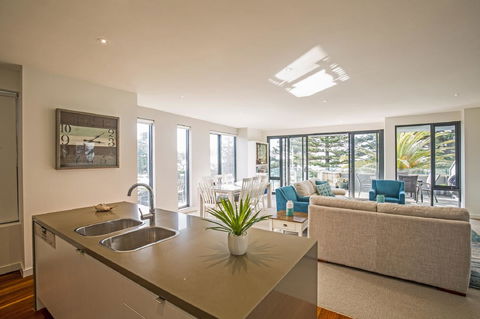 C-Scape Esplanade Cowes - Sunshine Coast Tourism 8