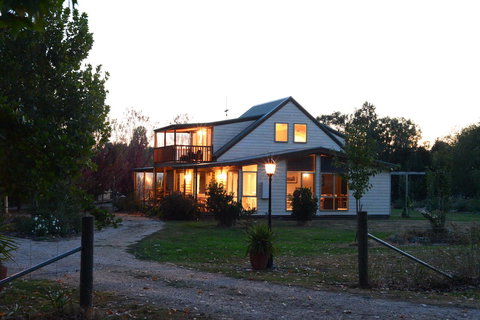 Beechworth Cedar Cottages - Sunshine Coast Tourism 14