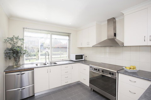 Beechworth Cedar Cottages - Sunshine Coast Tourism 4