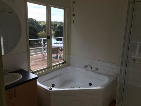 Lakeside Conti Villas - Sunshine Coast Tourism 3