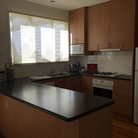 Lakeside Conti Villas - Sunshine Coast Tourism 5