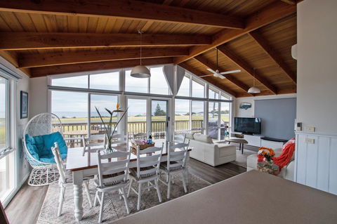 Stunning Waterfront Only 10 Minutes To Phillip Island - FREE EV UNIT 7kW For Electric Cars - Pet Friendly, Fireplace FREE WIFI Wine & Chocolates - Sunshine Coast Tourism 0