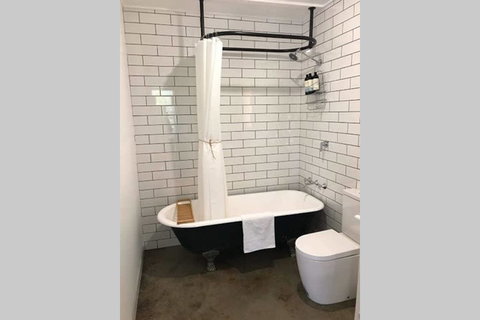 The Cottage - 58 Acre Farm Stay At Hanging Rock - Holiday Sunshine Coast 3