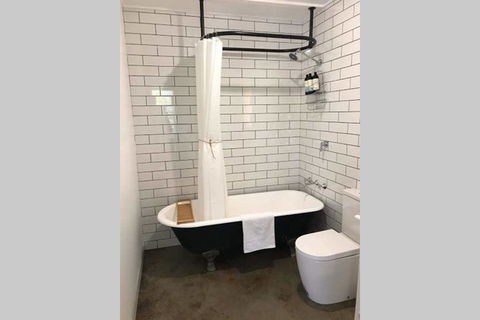 The Cottage - 58 Acre Farm Stay At Hanging Rock - Sunshine Coast Tourism 3