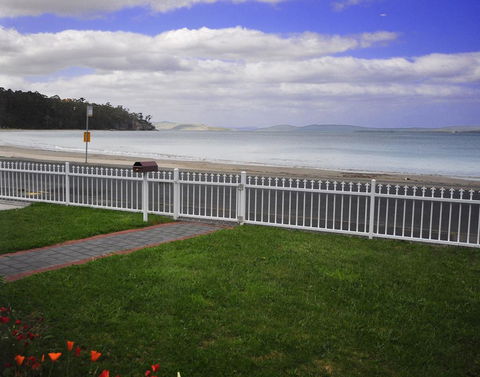 The Esplanade Kingston Beachfront - Sunshine Coast Tourism 0